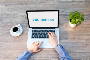 Aufgeklappter Laptop auf Tisch mit Text VBC Uetikon