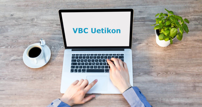 Aufgeklappter Laptop auf Tisch mit Text VBC Uetikon