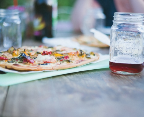 Pizza und Getränk auf Tisch