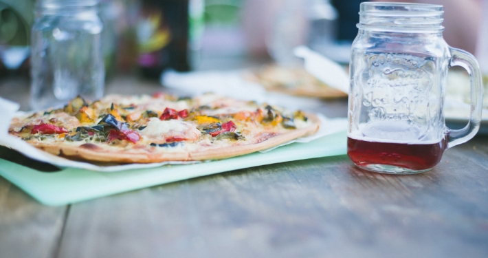 Pizza und Getränk auf Tisch